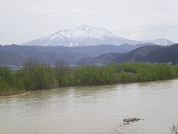 谷の奥に、綺麗な形の山が見えるでしょ