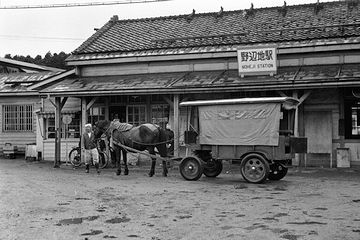 1950年代の野辺地駅。馬車は、小学生の通学用だったそうです。