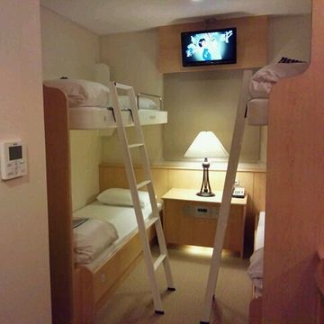“すずらん”ステートルーム(旧・1等船室)4人部屋。グループ旅行に最適。