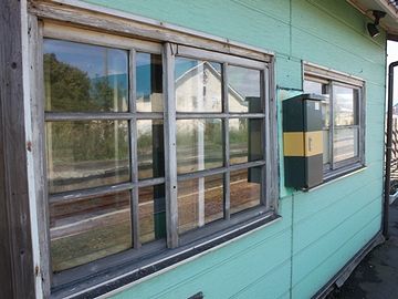 『陸奥森田駅』。窓枠は木製。いい駅ですね。公衆トイレみたいな新駅にならないことを、心から祈ります。