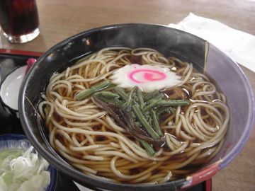 シンプルな“山菜そば”(足立区西新井『松月』さん)