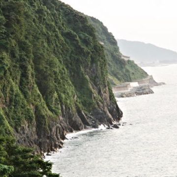 『親不知子不知(親知らず子知らず)』と呼ばれる天下の険がそびえてる