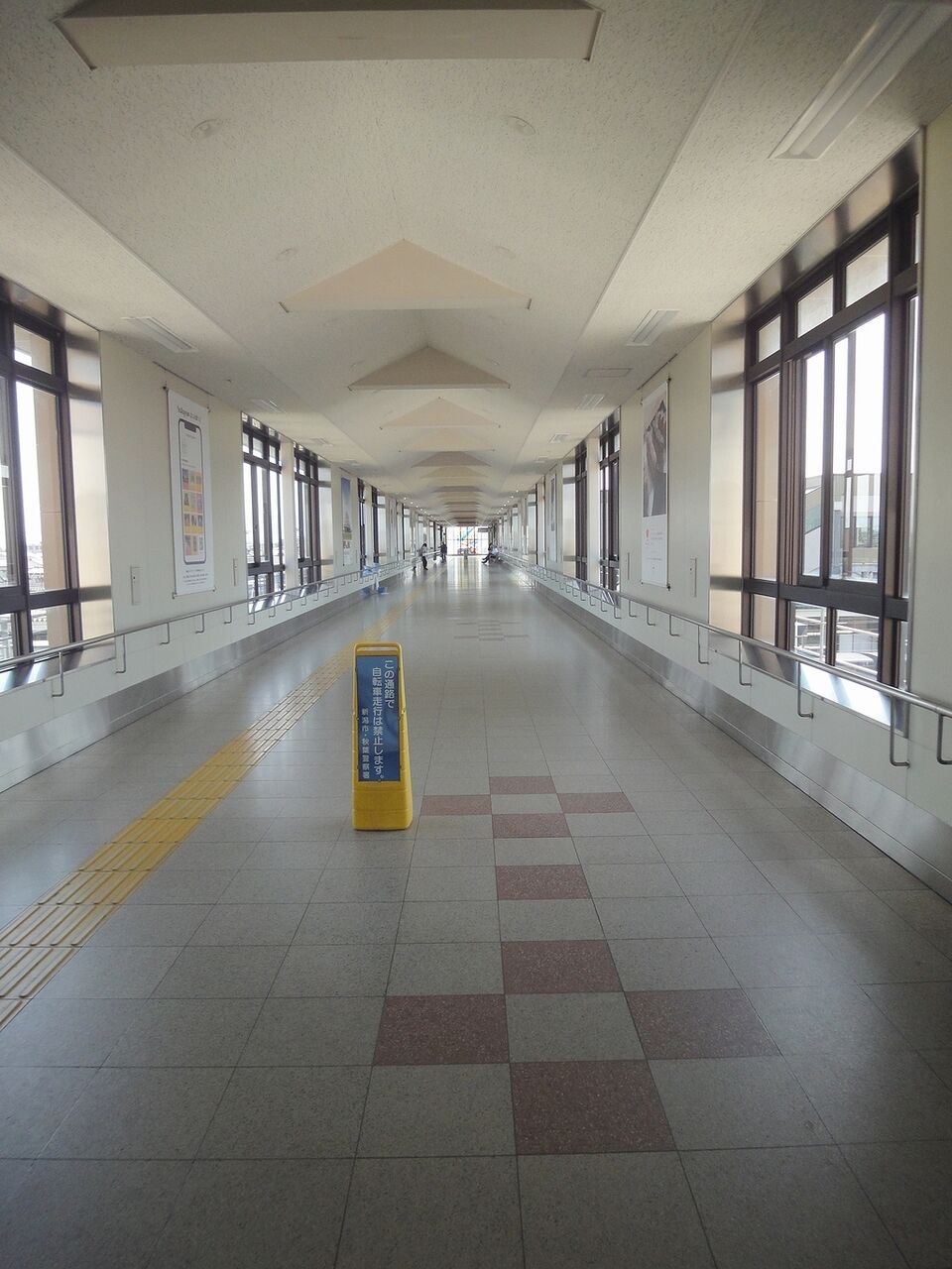 通路の反対側