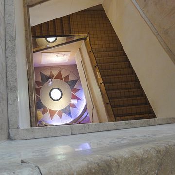 螺旋状の階段が吹き抜け