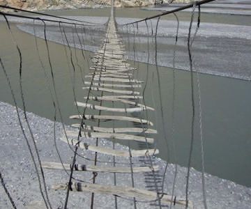 パキスタンの吊り橋。死ぬ気で渡れ！