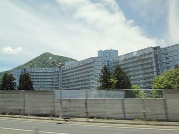 湯沢には、バブルの塔、リゾートマンションが建ち並んでます