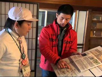 熱心に説明する白川さん。左の人物は、“生ゆるキャラ”こと『おもち君』(なんと、五所川原市観光課の職員です)。