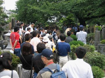 桜桃忌(6月19日)の禅林寺(三鷹市)。今もこのにぎわいです。