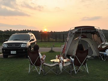 テーブルに載ってるのは、キャバリアくん。車はフォードのエクスプローラー。アウトドアしてますね。