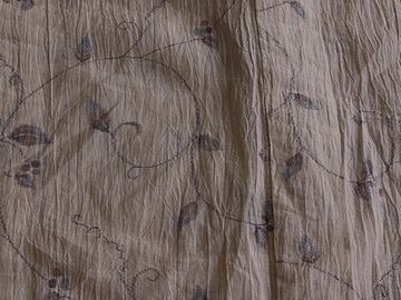 布に、ちりめん状の皺を作る織り方を、縮織と云う
