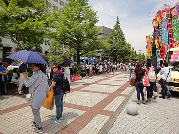 国技館前には人だかりが