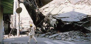 阪神淡路大震災で倒壊し、道路を塞いだビル