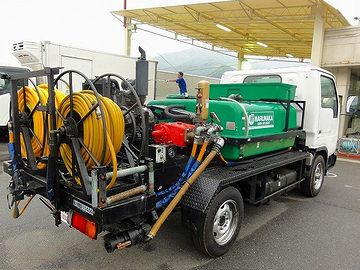 大きなタンクを背負ったトラックが、松林の際に付けられててね