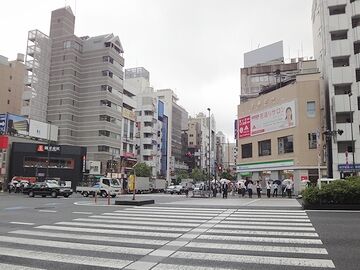 ようやく繁華な場所に出ました