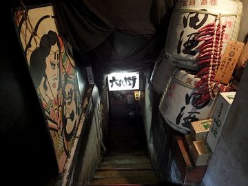 あの居酒屋の階段、上げるの