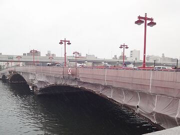 シートに覆われた吾妻橋