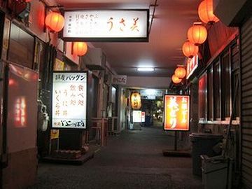 青森駅近くの『駅前銀座』。引揚者が始めた飲食店街が起源だそうです。