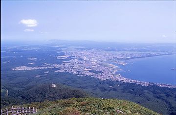 大湊や下北の市街地から陸奥湾まで一望