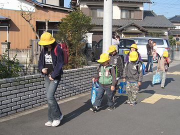 同じ地域の高学年の児童が、低学年を引き連れて通学するんです