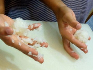 握り寿司体験教室での子供の手。子供の手は暖かいので、こうなります。