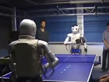 卓球をする宇宙人。……ではなく、卓球のラリーをするヒト型ロボットだそうです。