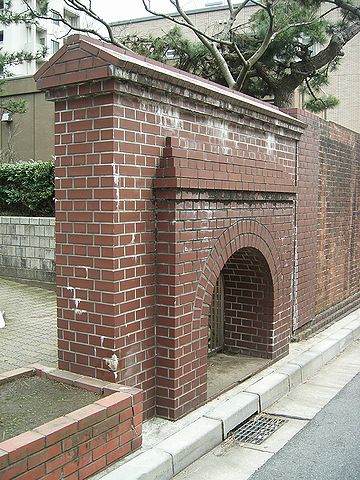 西大畑公園・刑務所通用門