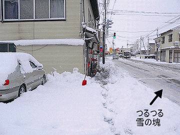 新潟市街です。歩道は除雪された雪でてんこ盛り。車道は踏み固められてツルツル。