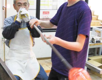 ガラスの管を回しながら、息を吹き入れるやつ?