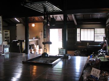 裏口を上がると、すぐ台所なのよ