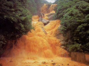 地震の山崩れで、川が濁ったのか