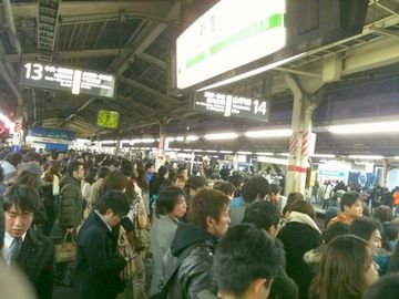 昼間なのに、駅のホームなんて、人が零れそうなほど