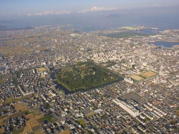 丸亀城の周りに広がる市街(ヘリからの画像)