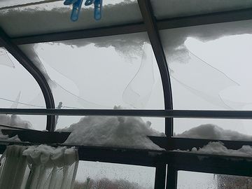 雪の重みで屋根が抜けたサンルーム。外に張り出すタイプのサンルームでは、こういう危険もあります。