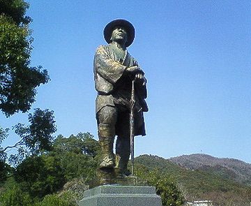 『若山牧水記念文学館(宮崎県日向市)』に建つ牧水像