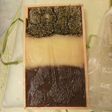 新津駅には、立ち食いそばは無いようです。代わりに、名物『三色団子』をどうぞ。ごまあん、しろあん、くろあん、三色のハーモニーをご賞味あれ。