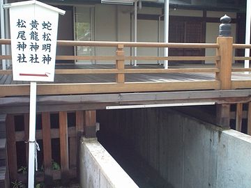 妙な地下通路を通らないと行けないこともあって……