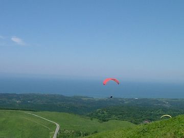 寒風山回転展望台レストラン・パラグライダーの飛ぶ景色を見ながら、ゆったりと食事