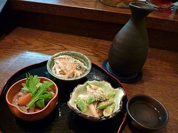 アテ”は、きずし(しめ鯖)入りなます・スナップエンドウとイカの胡麻和え・筑前煮