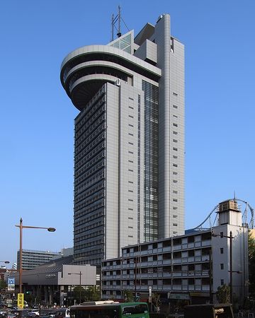 そびえ立つ文京区役所。考えてみれば、大企業ですよね。しかも、転勤なし。