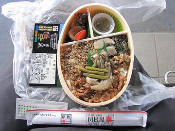 今また、駅弁を食べてる?