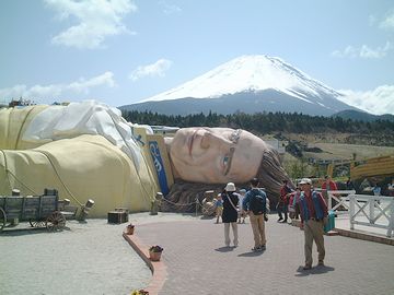 山梨県上九一色村にあった『富士ガリバー王国』。現在は廃墟だそうです。