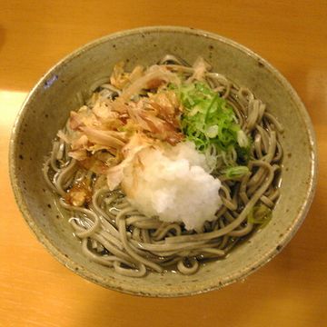 越前そばは、冬でも冷たい汁で食べるそうです。これは“おろしそば(400円)”。