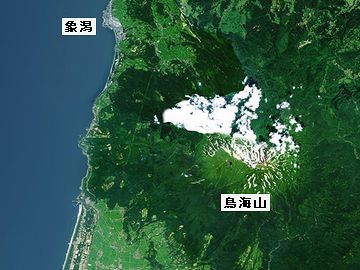 この地震で、鳥海山の西麓が、最大2メートル隆起