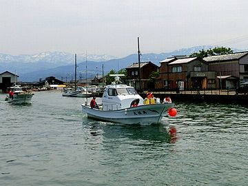 ゆっくりと船を出し、養殖場に向かう