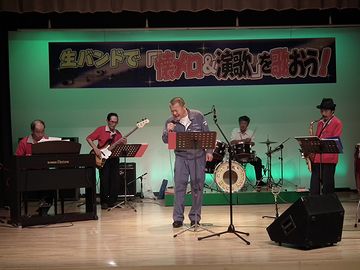 生バンド呼んだほうが、安いんでないの?