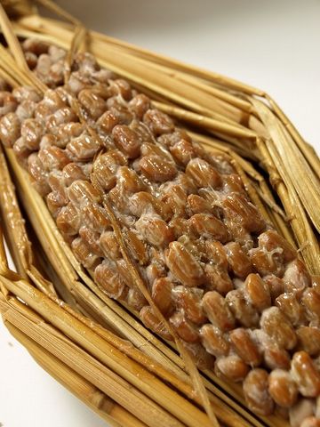 昔ながらの納豆が、藁苞(わらづと)に包まれてるのは……