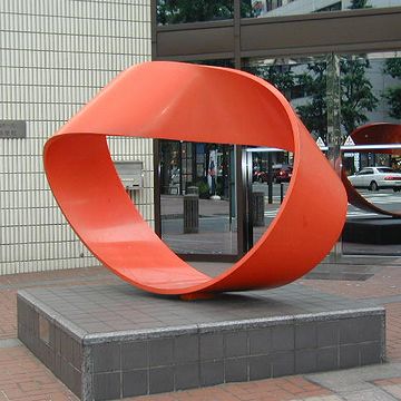 グルグル回ると言えば、メビウスの帯(横浜市『関内ホール』)。こんなものを税金で作っちゃいけません。