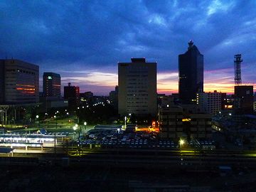 夜明け間近の『富山駅』（『富山地鉄ホテル』からの眺め）。新潟より都会かも。