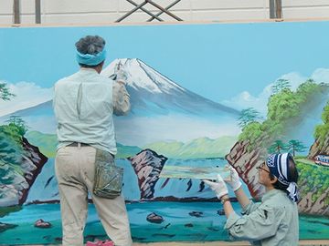 銭湯のペンキ絵は、壁に、職人さんがその場で描くものです