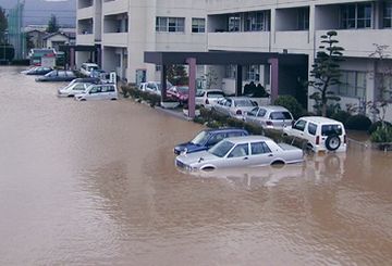 エンジンが止まって動けなくなった車